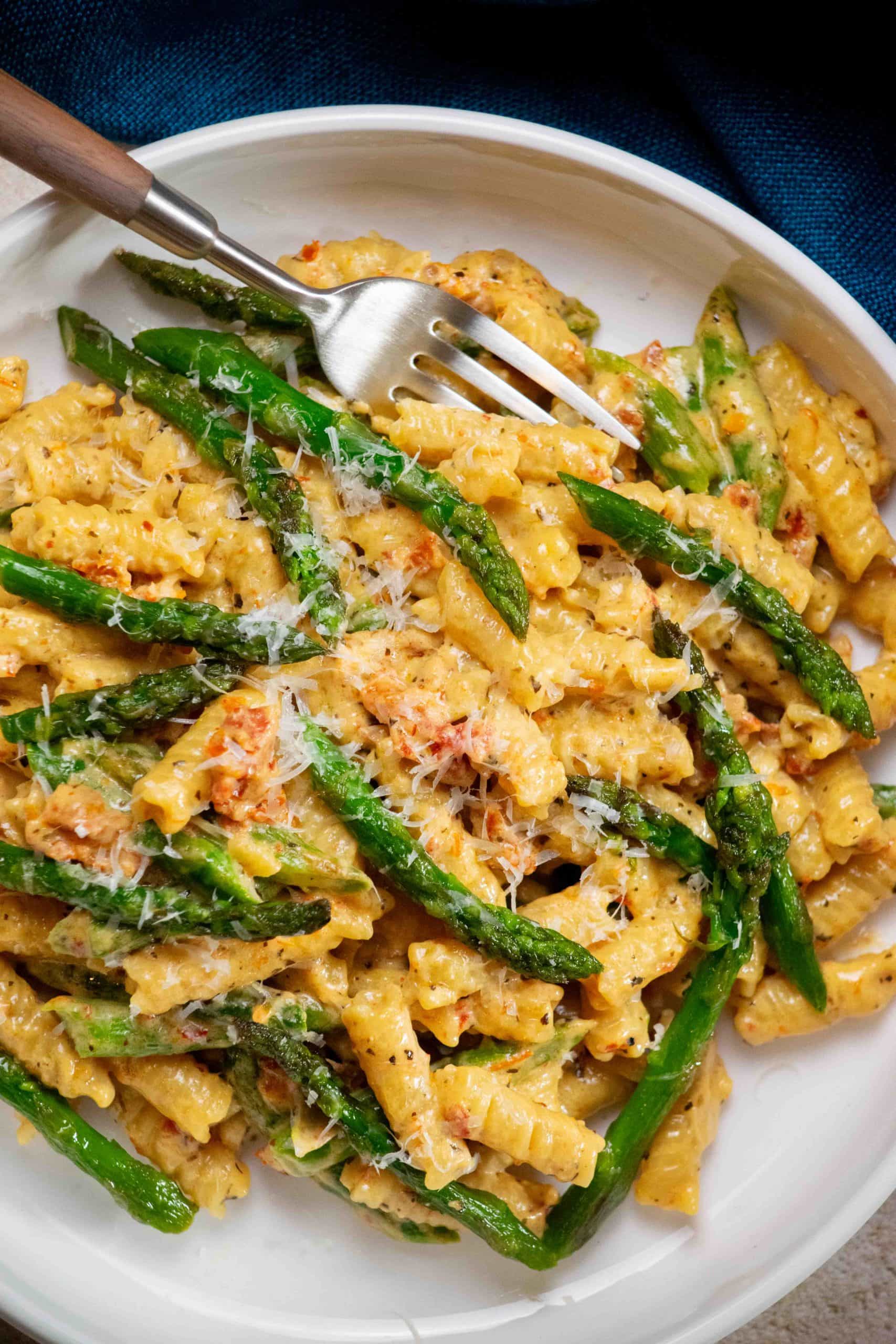Pasta with asparagus sun dried tomatoes
