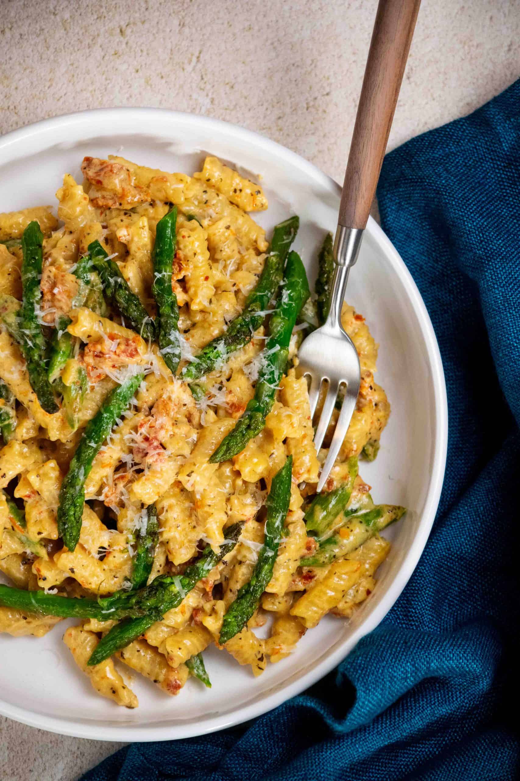 Pasta asparagus sun dried tomatoes