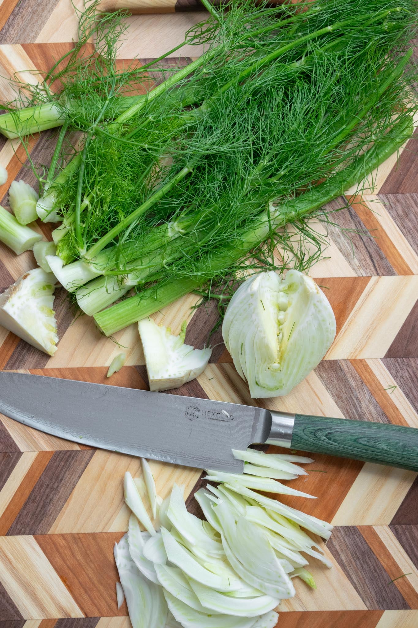 Remove the top of the fennel, and reserve the fronds. Cut the fennel bulb in half lengthwise, and remove the core. Slice thinly.