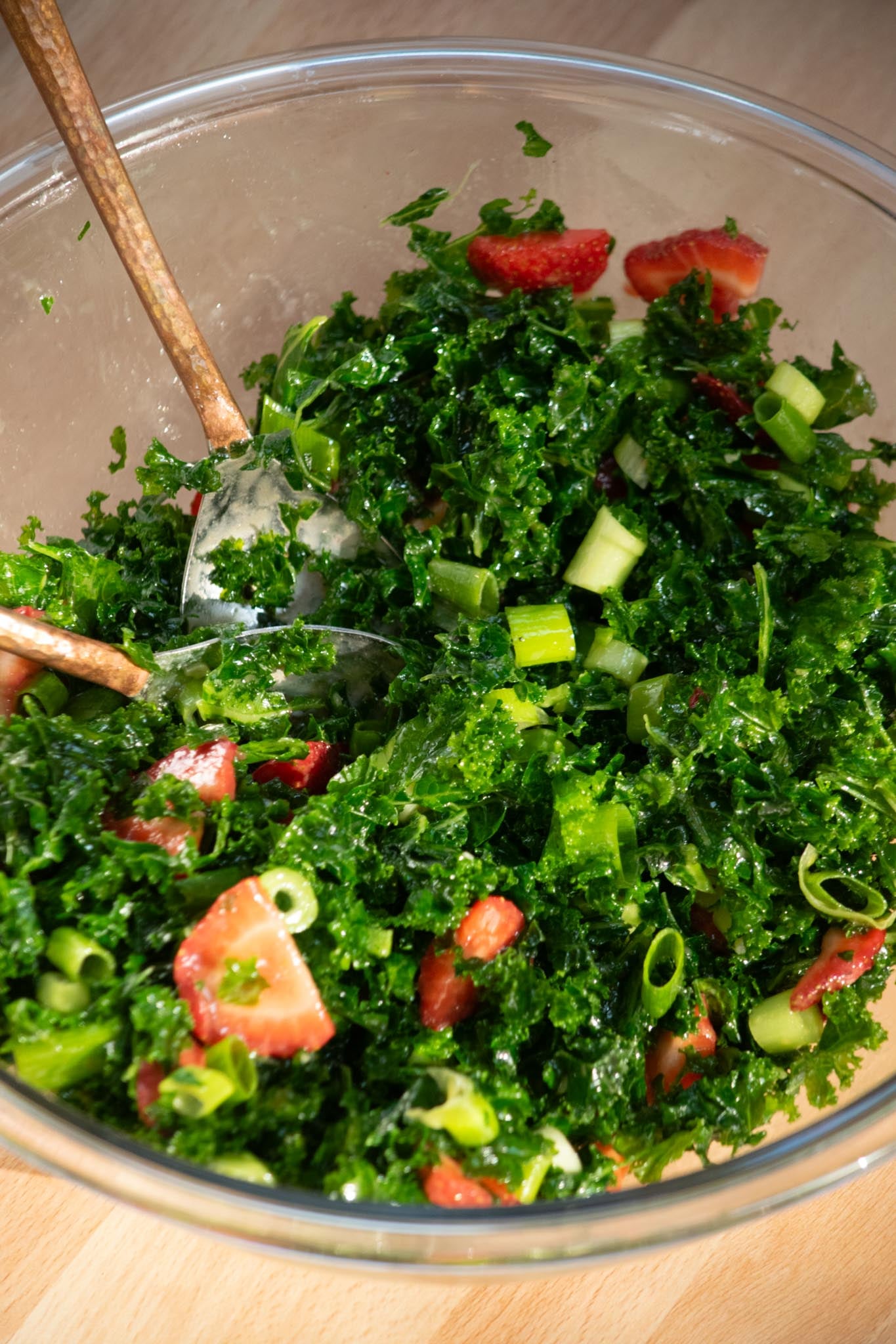 Add sliced strawberries and scallions, and toss with dressing until evenly coated.