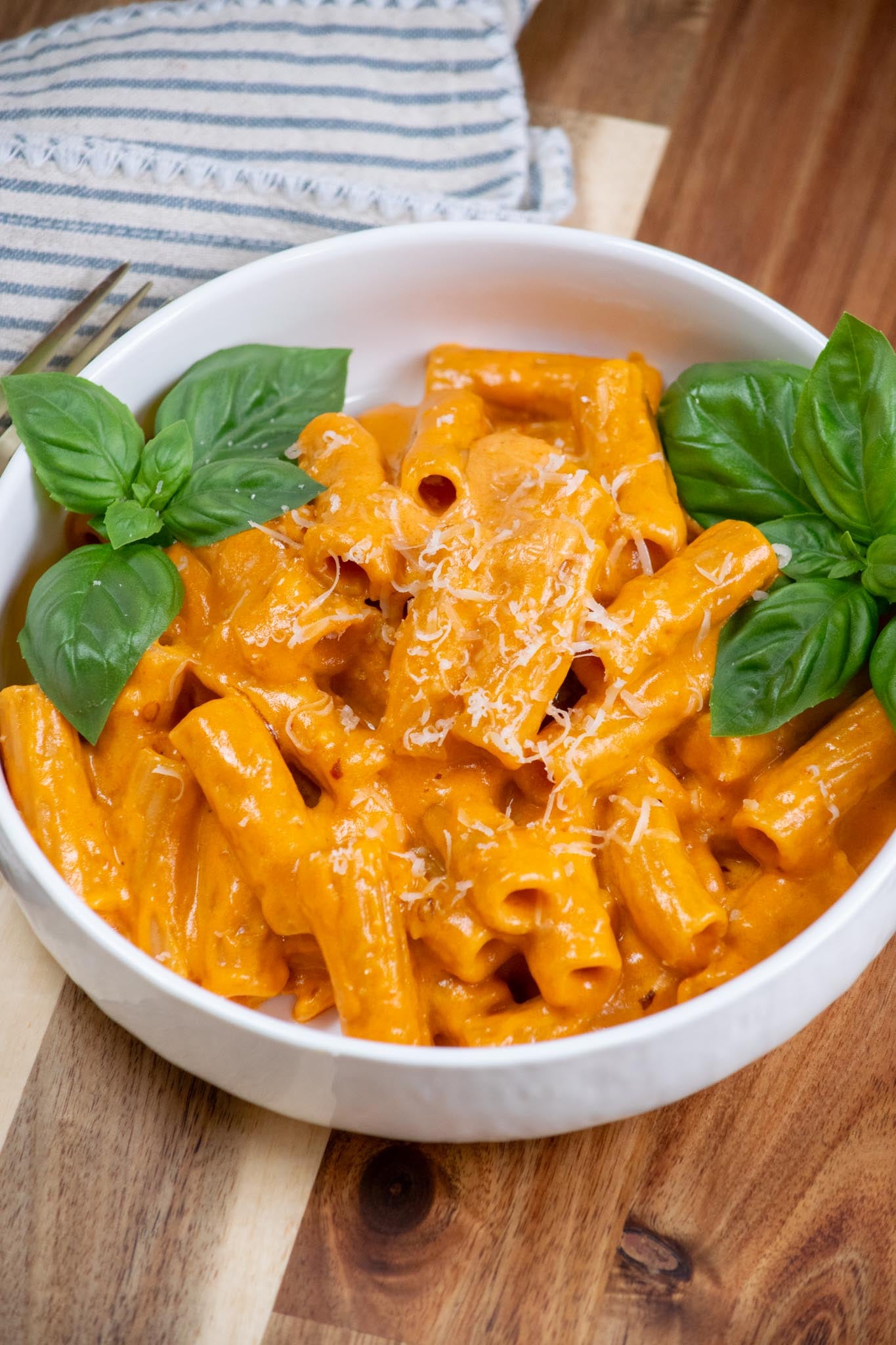 Spicy vodka pasta in a bowl.