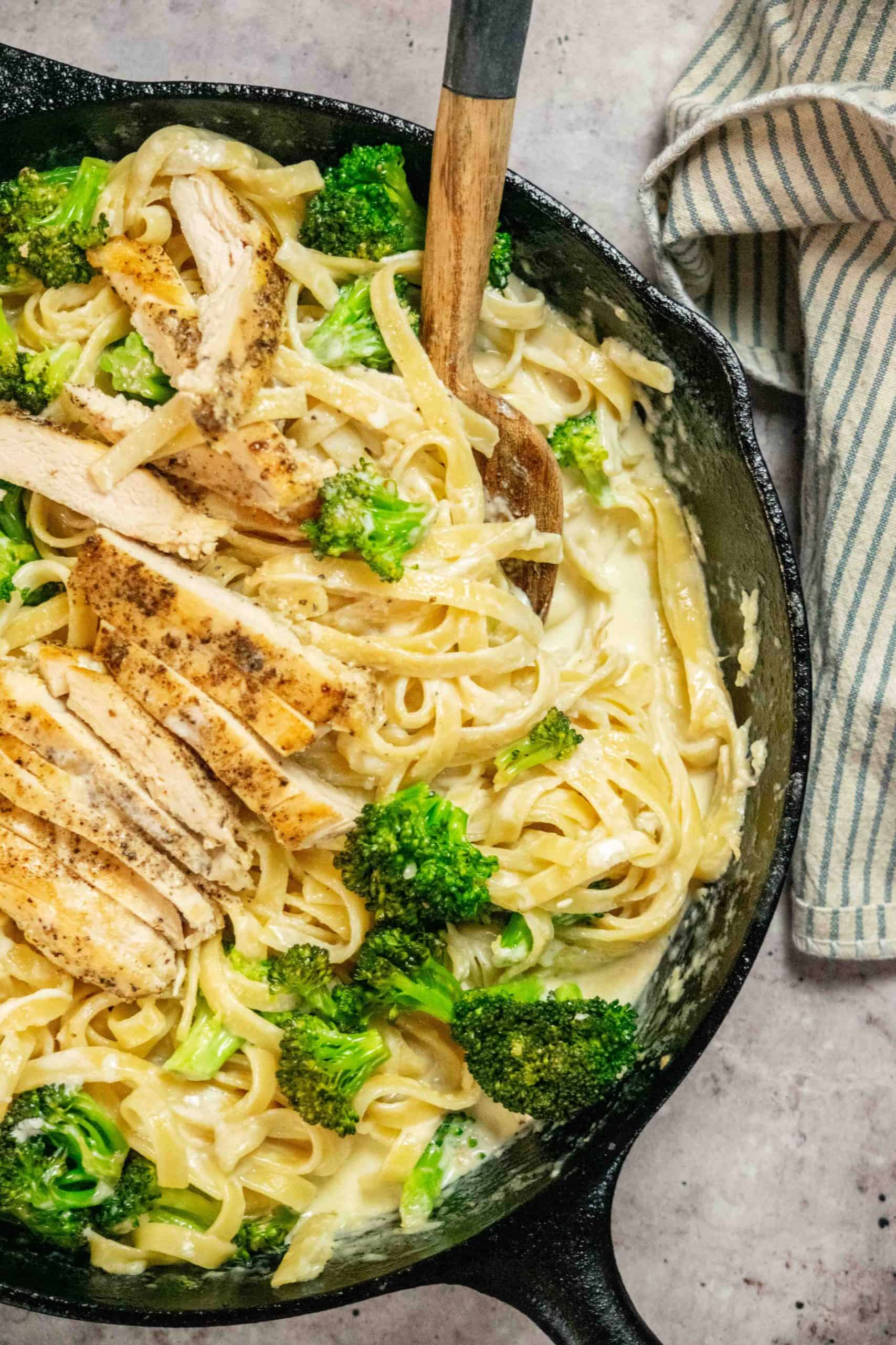 serving chicken broccoli fettuccine alfredo