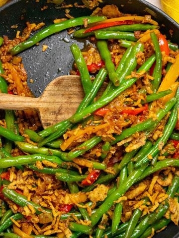 Easy Sauteed Green Beans with Bacon Bits, Peppers and Onion