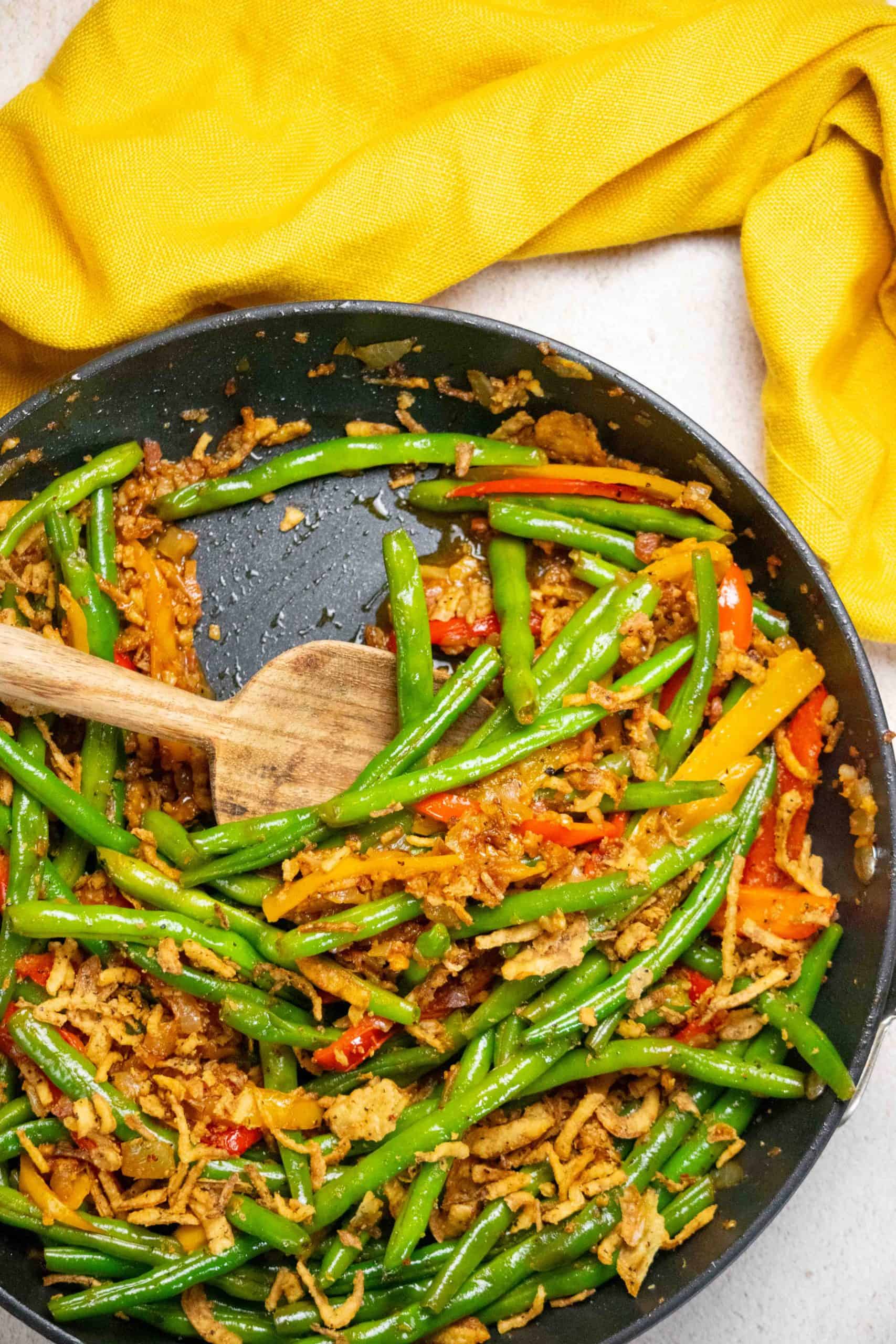 Green beans with bacon and onion