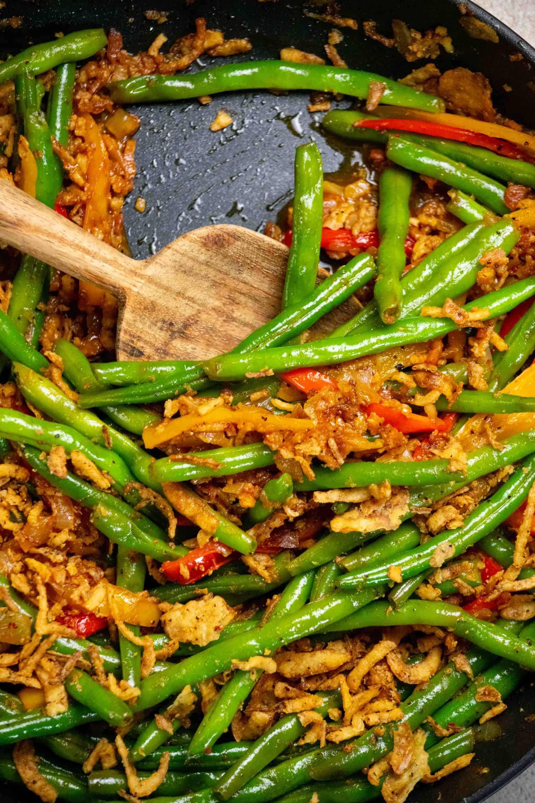 Green beans with bacon and onion