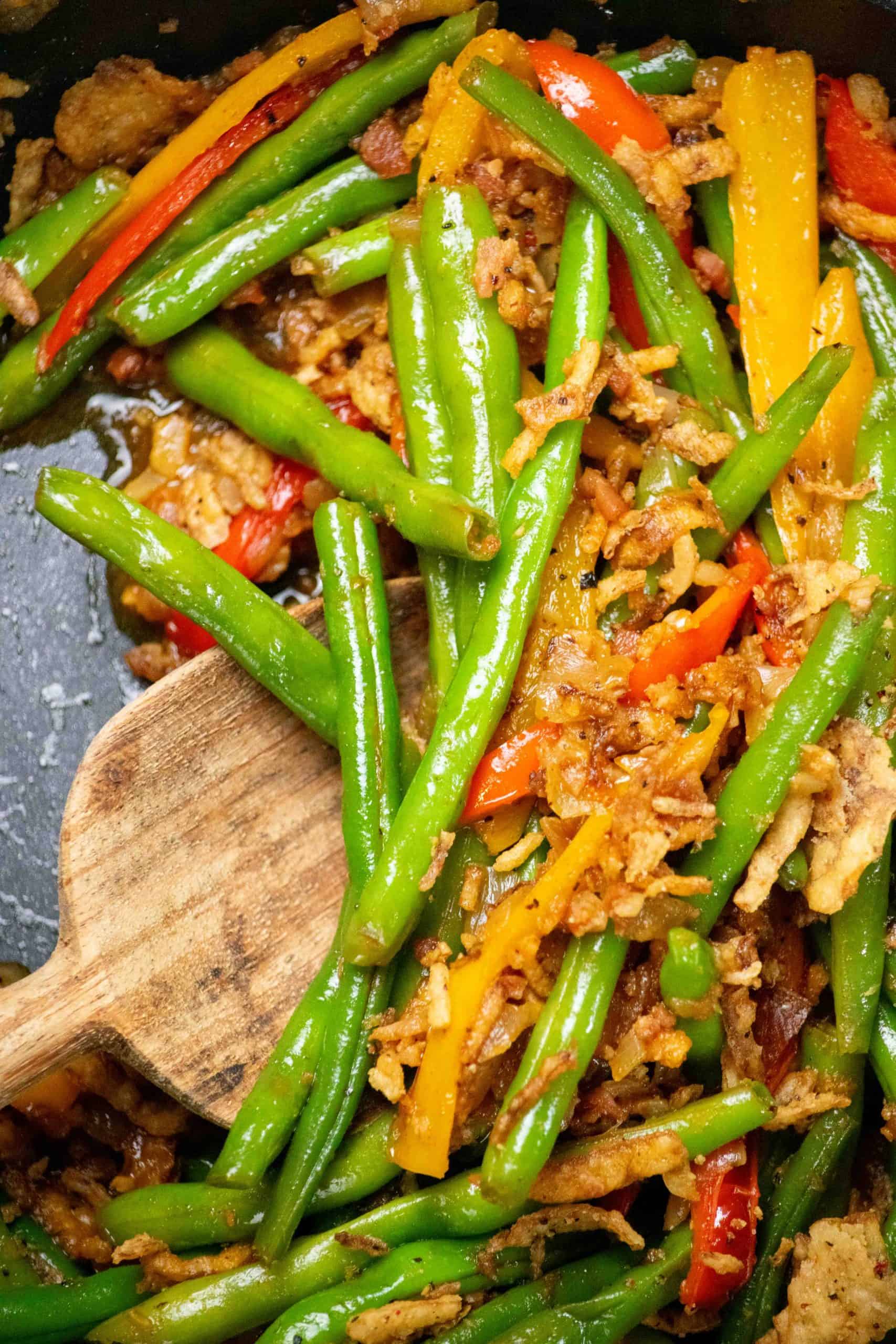 Green beans with bacon and onion