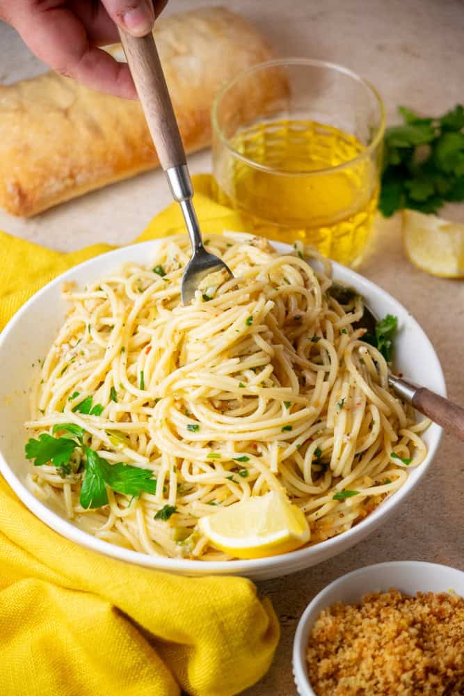 Spaghetti with Clams and Breadcrumbs