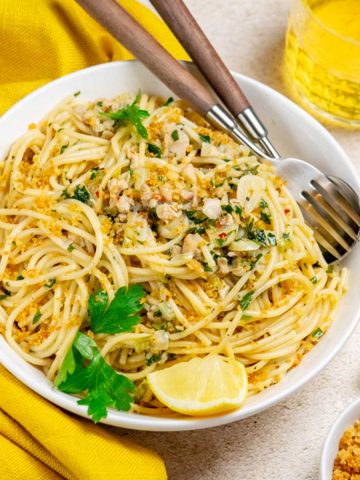 Spaghetti with Clams and Breadcrumbs