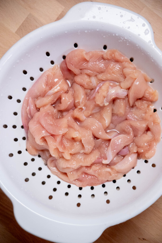 after 20 minutes, rinse chicken well under cold running water to remove baking soda. Drain well 